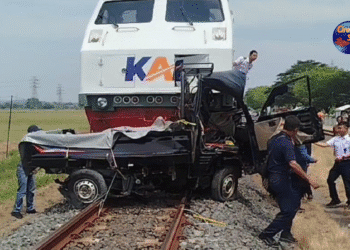 Kecelakaan Pikap vs Kereta Api di Cirebon