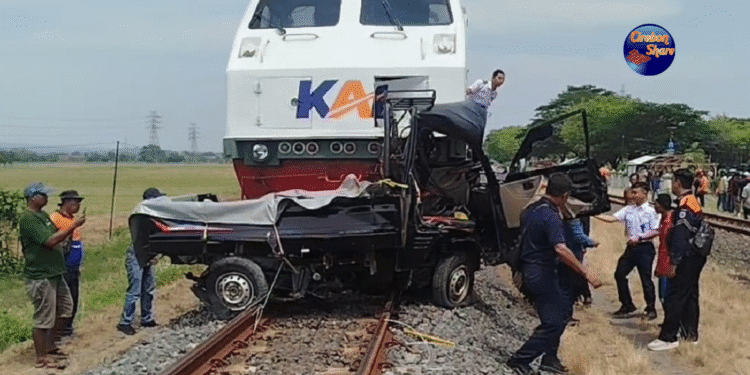 Kecelakaan Pikap vs Kereta Api di Cirebon