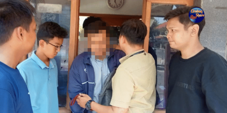 pencuri sepatu di Masjid At-Taqwa Cirebon