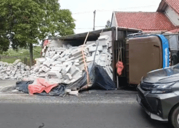 Truk Terguling di Jalan