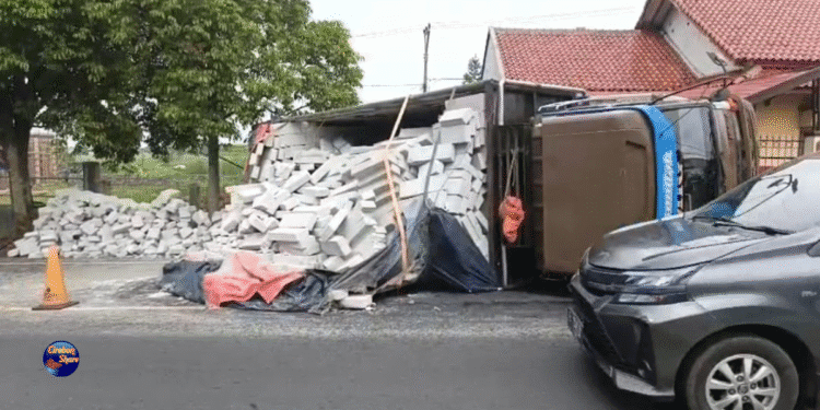 Truk Terguling di Jalan