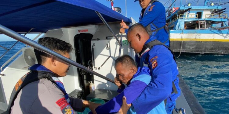 Kapal Terbalik di Perairan Indramayu