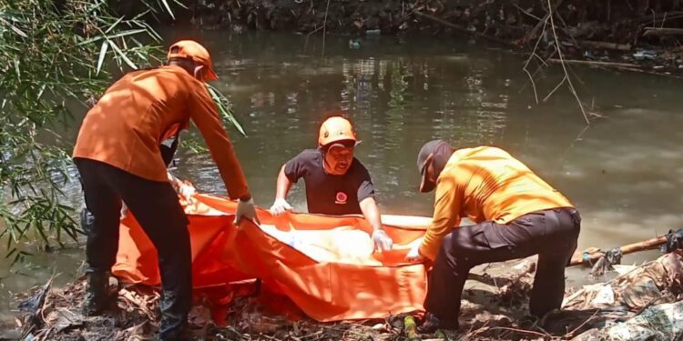 Mayat Tanpa Identitas Ditemukan Hanyut di Sungai Cirebon