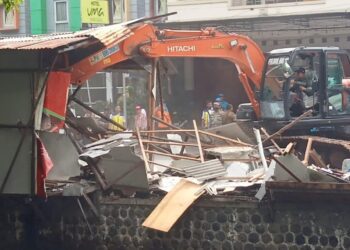 350 Personel Gabungan Bersihkan Sungai Sukalila Cirebon