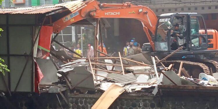 350 Personel Gabungan Bersihkan Sungai Sukalila Cirebon