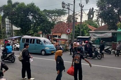 Bagi-bagi takjil KOCI di Taman PKK Sumber