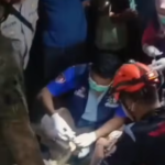 Evakuasi pria misterius penuh lumpur di pesisir Pelabuhan Kejawanan Cirebon.