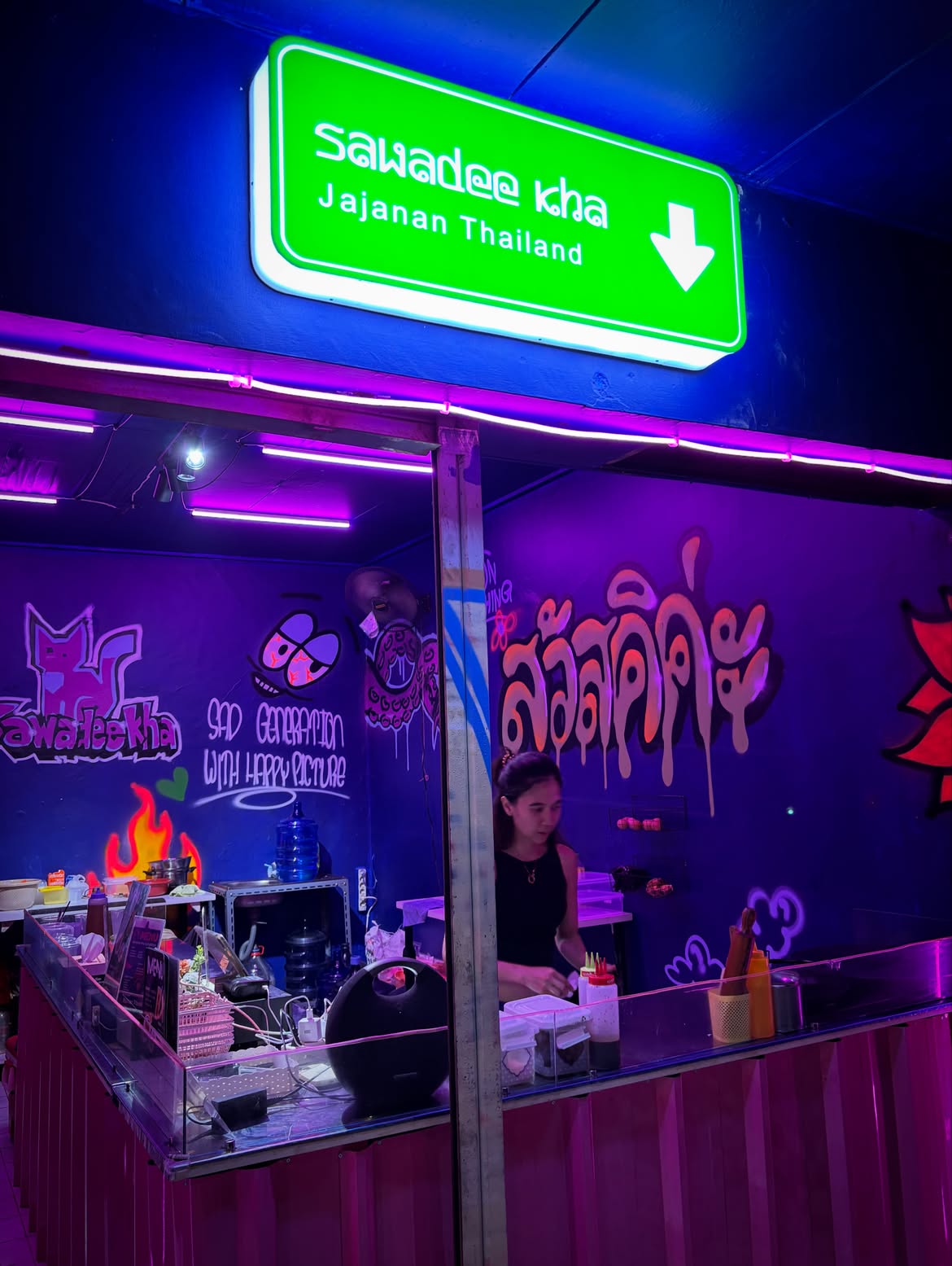 Sawadee Kha, tempat nongkrong baru di Cirebon dengan konsep Thailand, dekorasi unik, dan jajanan khas Thailand yang menarik.