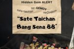Sate Taichan Bang Sena 88 di Cirebon dengan potongan daging ayam besar yang sedang dibakar di atas bara api dan terkenal dengan sambal pedas segar.