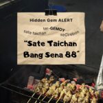 Sate Taichan Bang Sena 88 di Cirebon dengan potongan daging ayam besar yang sedang dibakar di atas bara api dan terkenal dengan sambal pedas segar.