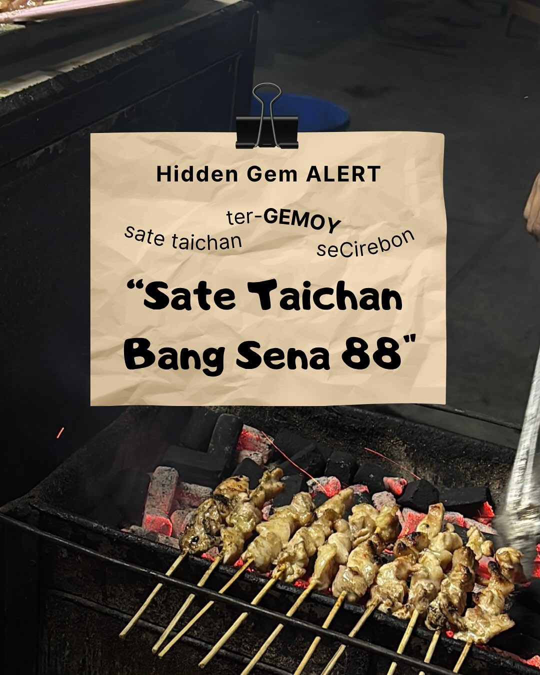 Sate Taichan Bang Sena 88 di Cirebon dengan potongan daging ayam besar yang sedang dibakar di atas bara api dan terkenal dengan sambal pedas segar.
