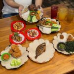 Nasi Tempong Liban Cirebon dengan sambal pedas menggelegar, lauk lengkap, dan cita rasa khas yang menggugah selera.