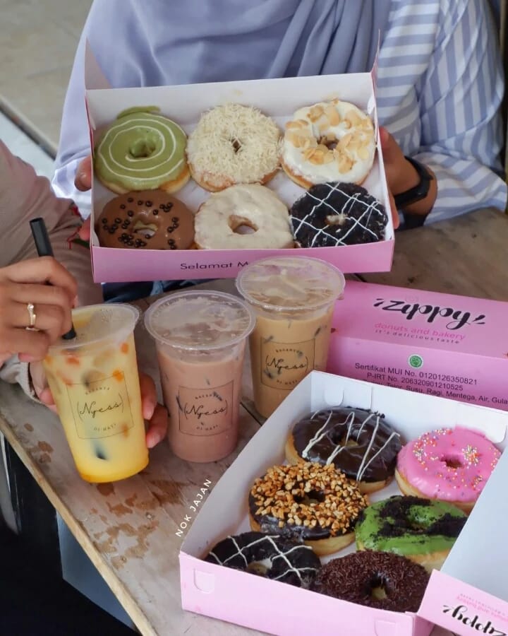 Donyo Donatunyu Kalitanjung Cirebon dengan donat unyu, bomboloni mini, dan berbagai pilihan donat lezat yang menjadi favorit pelanggan.