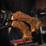 Iga Bakar Kolesterol Steak by Meating at Home dengan daging empuk, bumbu meresap, dan aroma bakar khas yang menggugah selera.