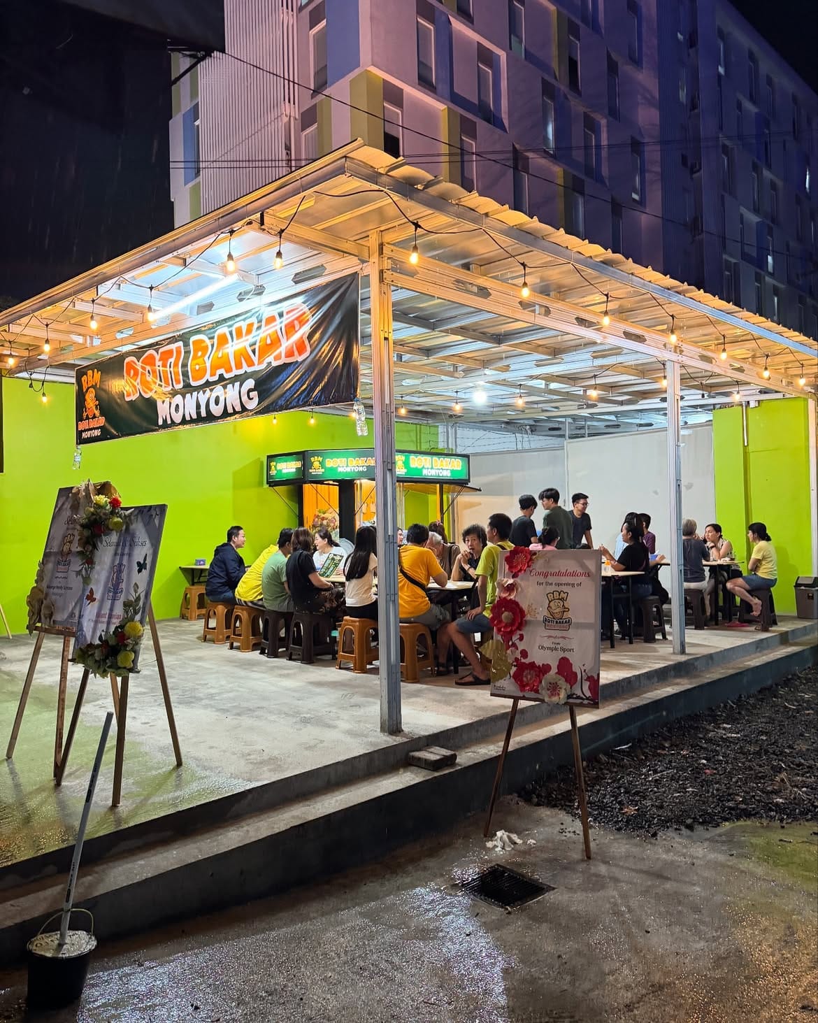 Roti Bakar Monyong menyajikan roti bakar lezat dan susu murni segar dengan harga terjangkau untuk dinikmati bersama keluarga dan teman.