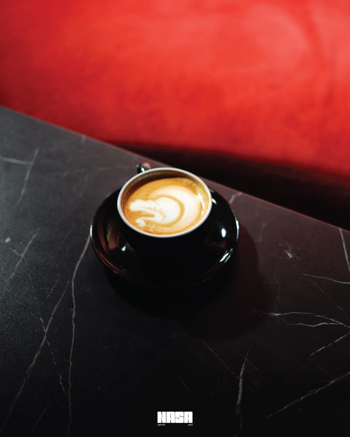 NASA Coffee Bar Majalengka menghadirkan suasana nyaman dan hangat untuk menikmati kopi berkualitas serta bersantai bersama teman dan keluarga.