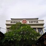 Buddy's Coffee & Grill Majalengka menghadirkan tempat ngopi dengan vibes Bali, suasana hangat, dan area nyaman untuk bersantai.