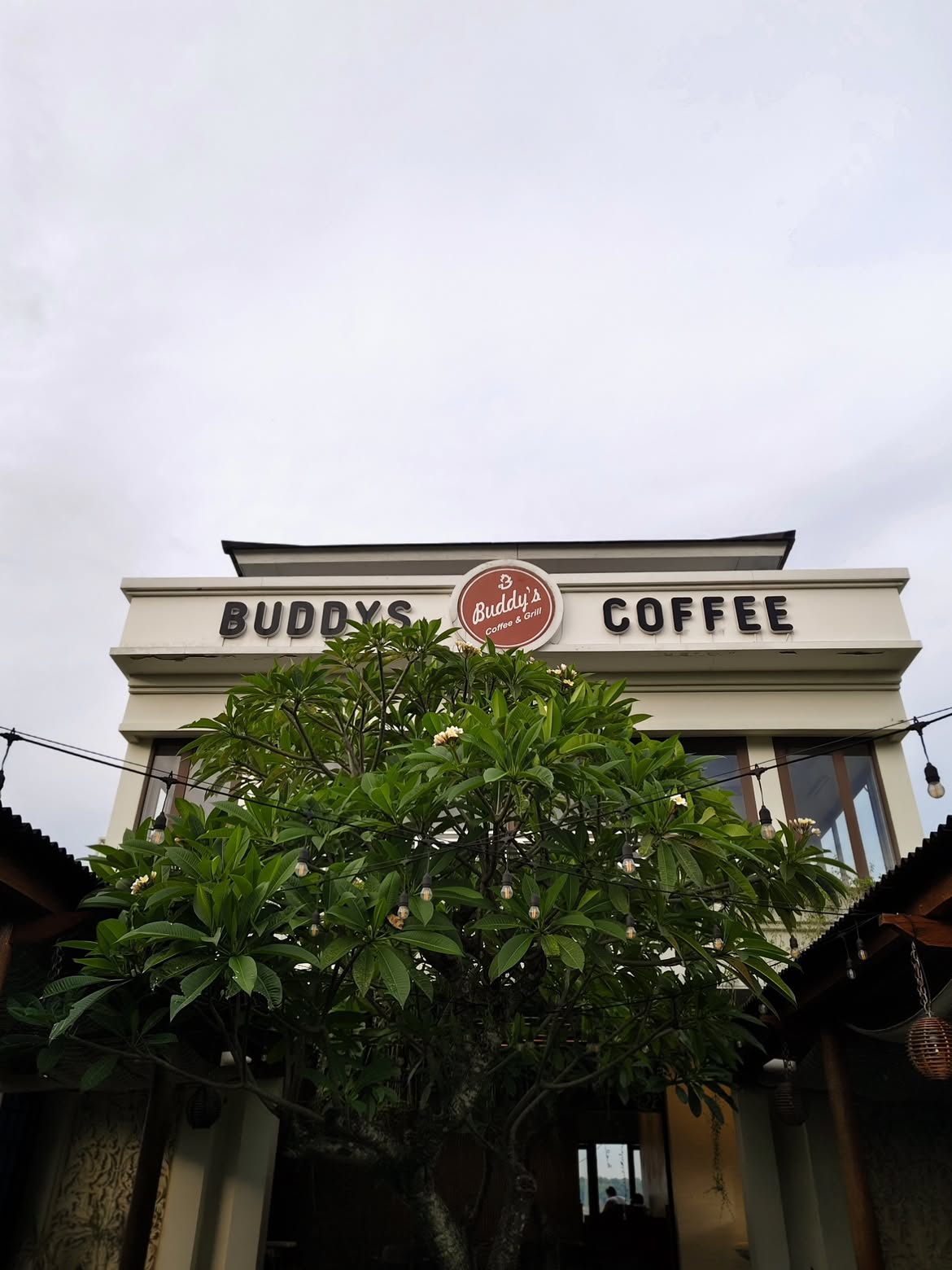 Buddy's Coffee & Grill Majalengka menghadirkan tempat ngopi dengan vibes Bali, suasana hangat, dan area nyaman untuk bersantai.