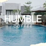 Humble Coffee menghadirkan tempat menikmati kopi dengan suasana kolam yang menenangkan dan nyaman untuk bersantai.