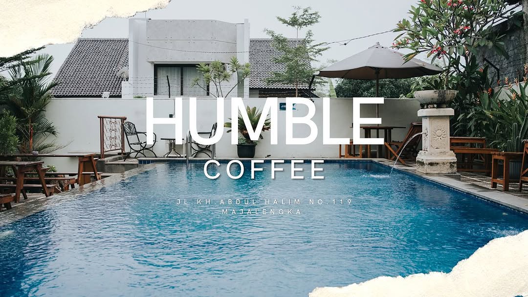 Humble Coffee menghadirkan tempat menikmati kopi dengan suasana kolam yang menenangkan dan nyaman untuk bersantai.