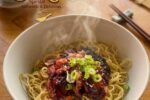 Mie B3JO Cirebon menyajikan mie ayam charsiu dengan topping ayam panggang berbumbu khas peranakan yang menggugah selera.