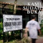 Toko Kopi Abadi Nan Jaya Cirebon menyajikan kopi berkualitas dan Pizza Toko Kopi dengan daging giling serta keju mozzarella yang meleleh.