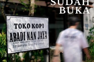 Toko Kopi Abadi Nan Jaya Cirebon menyajikan kopi berkualitas dan Pizza Toko Kopi dengan daging giling serta keju mozzarella yang meleleh.