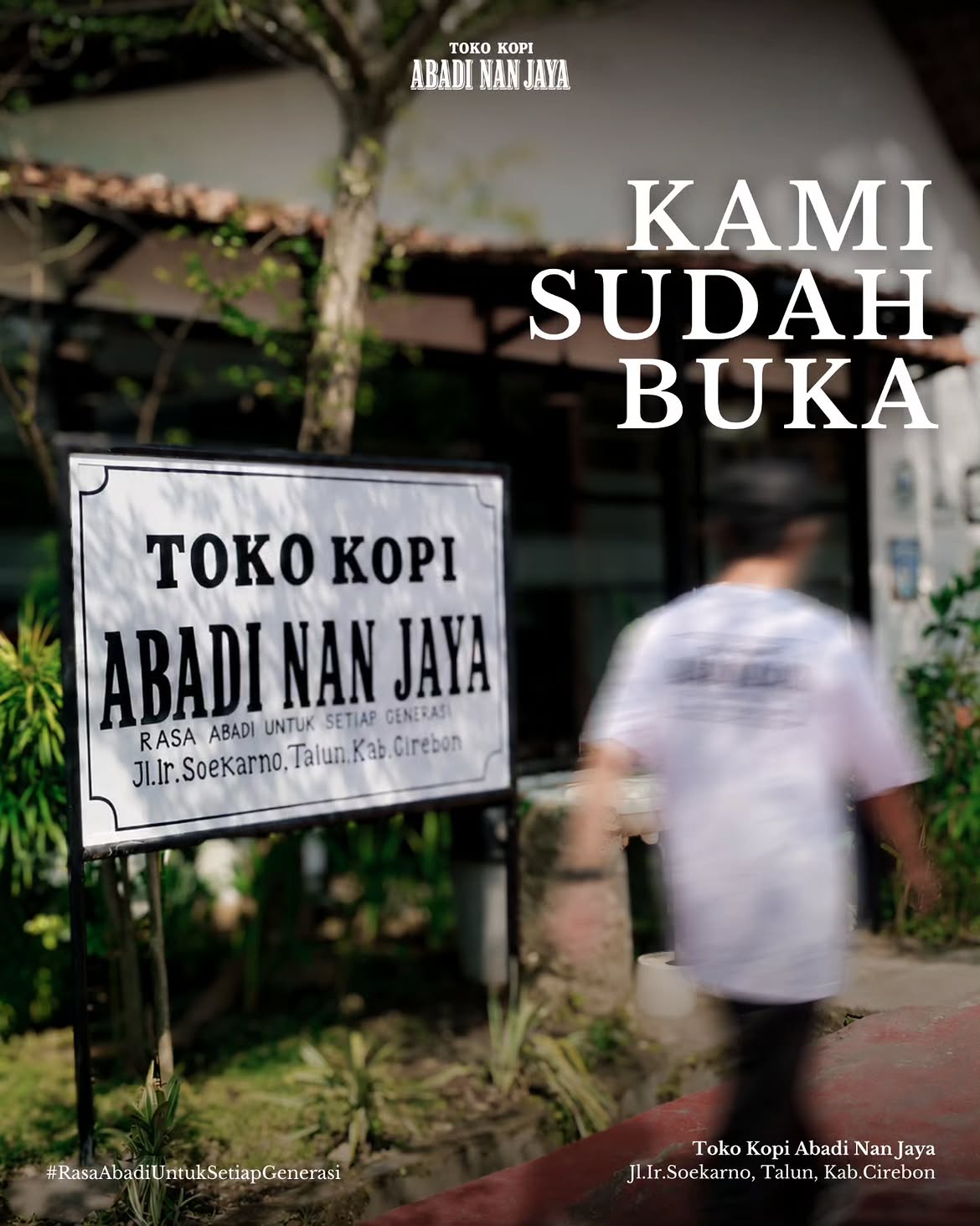 Toko Kopi Abadi Nan Jaya Cirebon menyajikan kopi berkualitas dan Pizza Toko Kopi dengan daging giling serta keju mozzarella yang meleleh.
