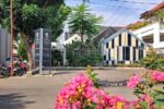 Ruang Teduh Cirebon menghadirkan tempat ngopi yang tenang dan nyaman dengan menu cheesecake favorit serta suasana yang teduh.