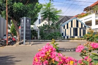 Ruang Teduh Cirebon menghadirkan tempat ngopi yang tenang dan nyaman dengan menu cheesecake favorit serta suasana yang teduh.