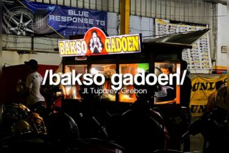Bakso Gadoen Cirebon menyajikan bakso viral dengan kuah gurih, bakso berasa daging, dan porsi mengenyangkan yang buka sampai subuh.