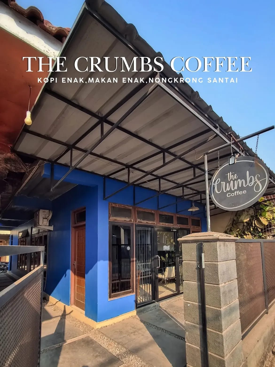 The Crumbs Coffee Majalengka menyajikan kopi berkualitas dan cheesecake lembut dalam suasana nyaman yang cocok untuk bersantai.