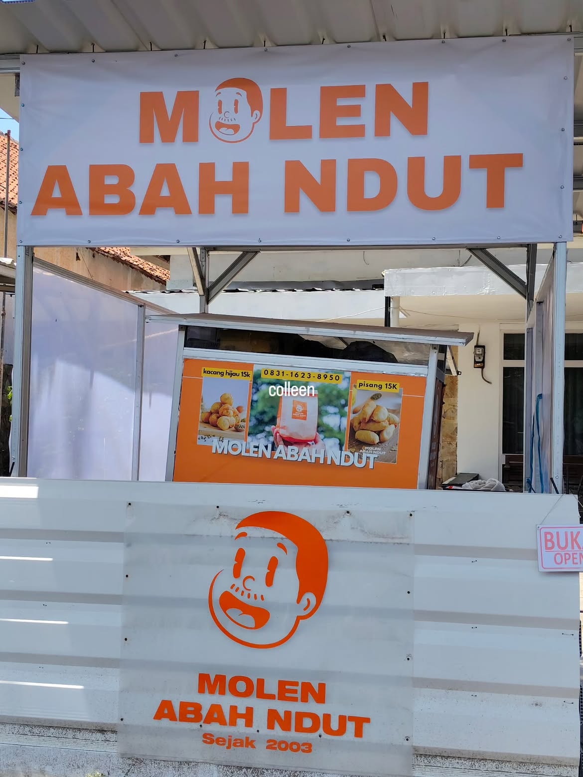 Molen Abah Ndut Cirebon, oleh-oleh legendaris dengan kulit molen renyah, isian pisang manis, dan kacang hijau lembut yang khas.