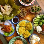 Warung Sisi Kota Majalengka menghadirkan tempat makan bernuansa alam dengan pemandangan asri dan suasana nyaman untuk bersantai bersama keluarga.