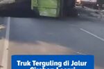 Kecelakaan Cirebon-Losari melibatkan dump truck tronton yang oleng, menabrak median, lalu terguling dan menimpa truk wing box.