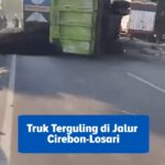 Kecelakaan Cirebon-Losari melibatkan dump truck tronton yang oleng, menabrak median, lalu terguling dan menimpa truk wing box.