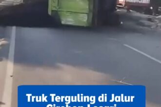 Kecelakaan Cirebon-Losari melibatkan dump truck tronton yang oleng, menabrak median, lalu terguling dan menimpa truk wing box.