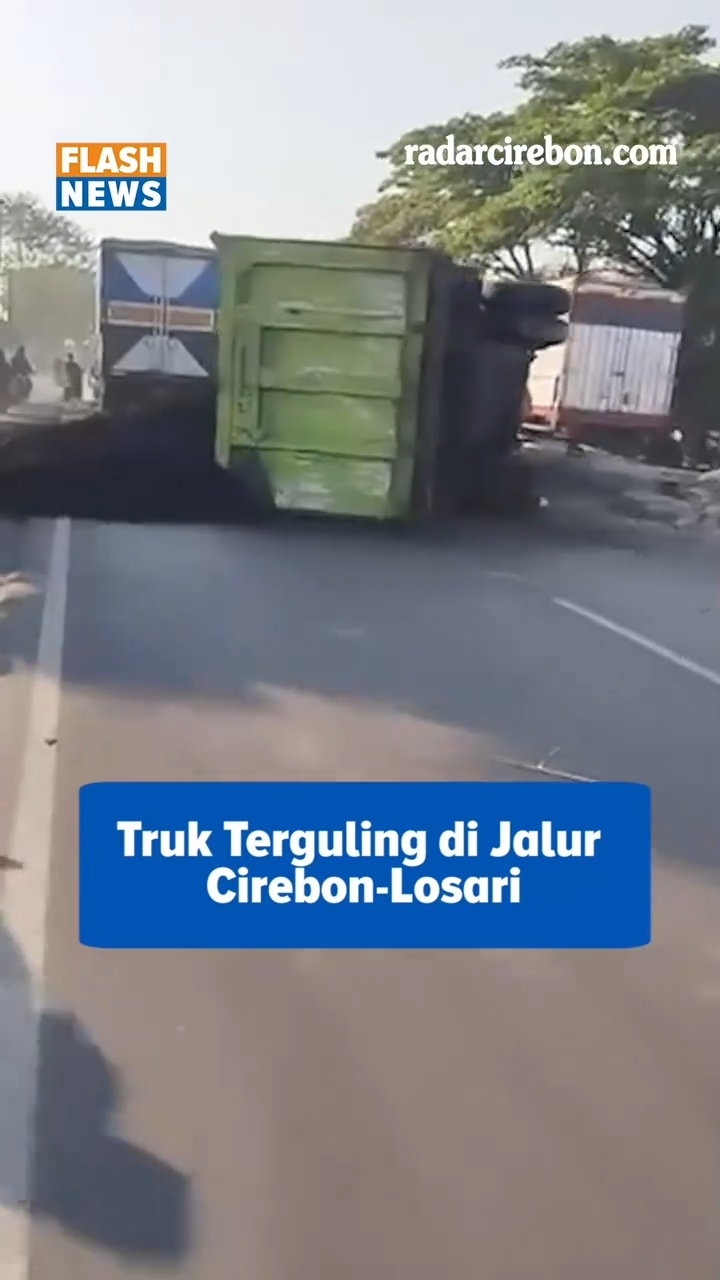 Kecelakaan Cirebon-Losari melibatkan dump truck tronton yang oleng, menabrak median, lalu terguling dan menimpa truk wing box.