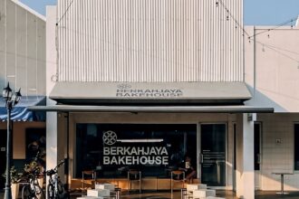 Berkahjaya Bakehouse Cirebon menyajikan freshly baked pastry dan classic coffee dengan suasana estetik yang nyaman untuk nongkrong.