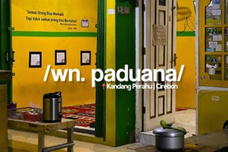 Warung Nasi Paduana Cirebon menyajikan Ayam Suwir Paduana dengan nasi hangat, porsi mengenyangkan, dan harga ramah di kantong.