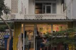 Toko Rupawan Cirebon menghadirkan ruang kreatif dengan karya, buku, dan zine Benang-Benang Kesadaran dalam suasana rumah tua yang unik.