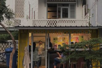 Toko Rupawan Cirebon menghadirkan ruang kreatif dengan karya, buku, dan zine Benang-Benang Kesadaran dalam suasana rumah tua yang unik.