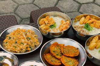 Katanya Bubur Cirebon dengan pilihan Bubur Saikoro, udang, ayam, kwetiau Bagan, dan Bakwan Pontianak