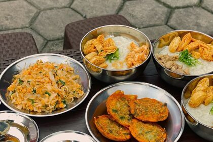 Katanya Bubur Cirebon dengan pilihan Bubur Saikoro, udang, ayam, kwetiau Bagan, dan Bakwan Pontianak