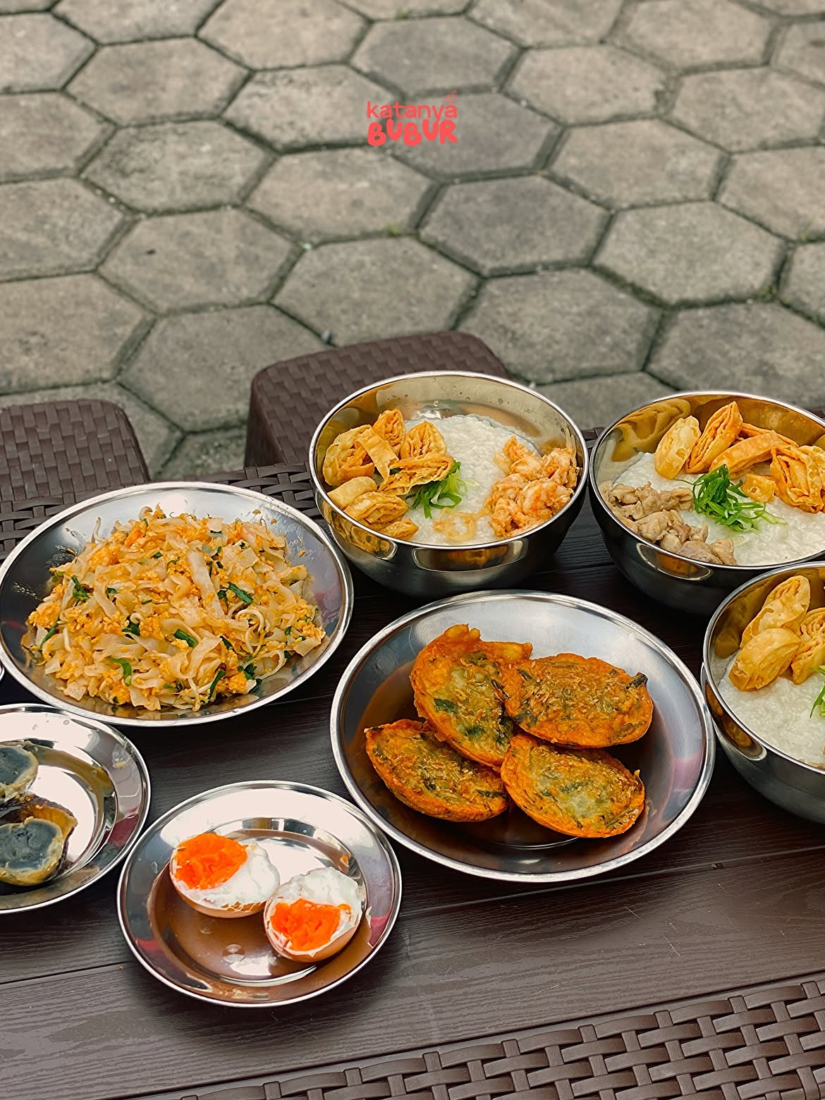 Katanya Bubur Cirebon dengan pilihan Bubur Saikoro, udang, ayam, kwetiau Bagan, dan Bakwan Pontianak