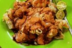 Batagor Isan Bandung Cirebon dengan bumbu kacang gurih sebagai camilan sore.