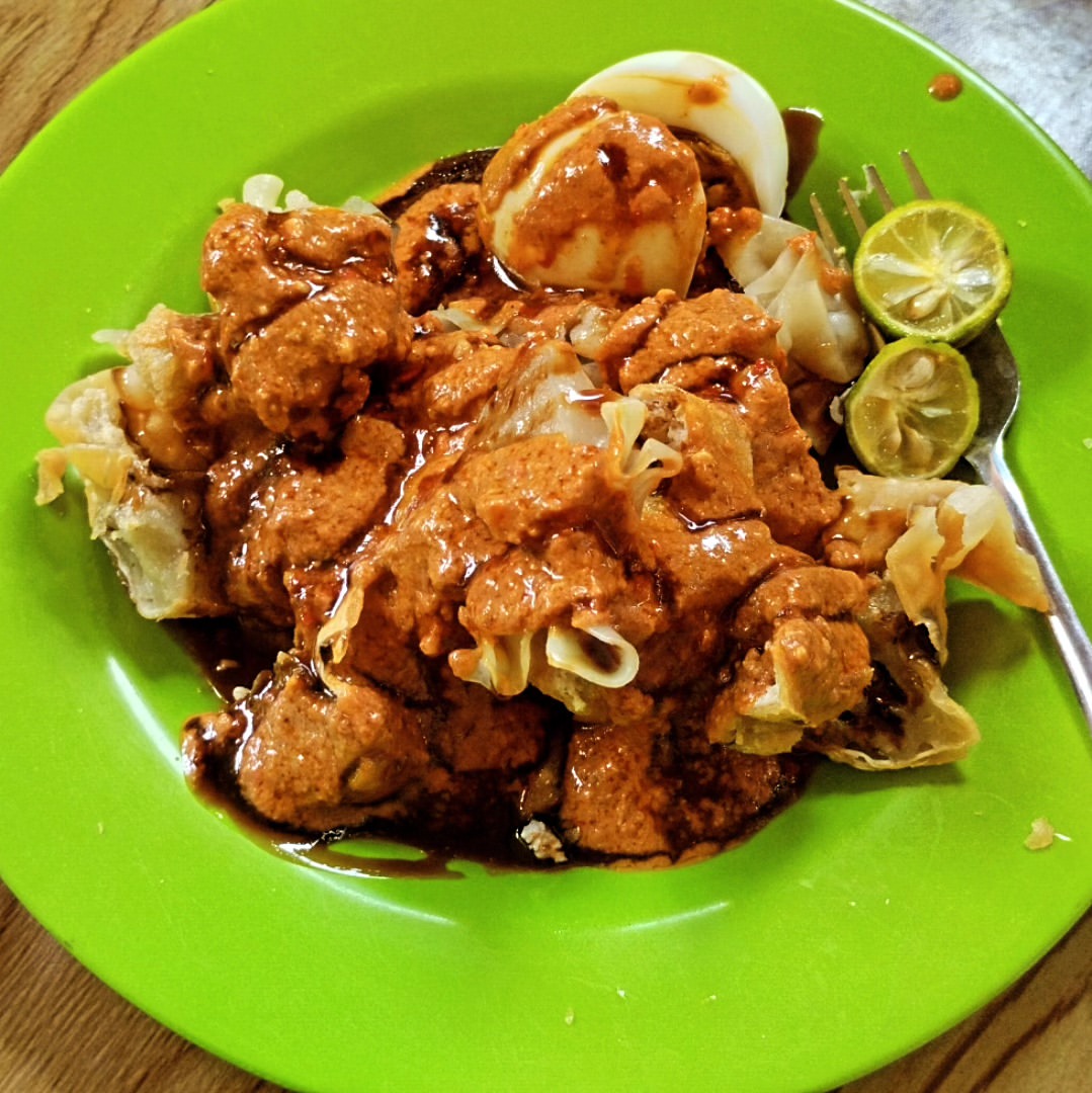 Batagor Isan Bandung Cirebon dengan bumbu kacang gurih sebagai camilan sore.