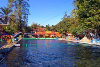 Obyek Wisata Cibulan Kuningan dengan kolam ikan dewa