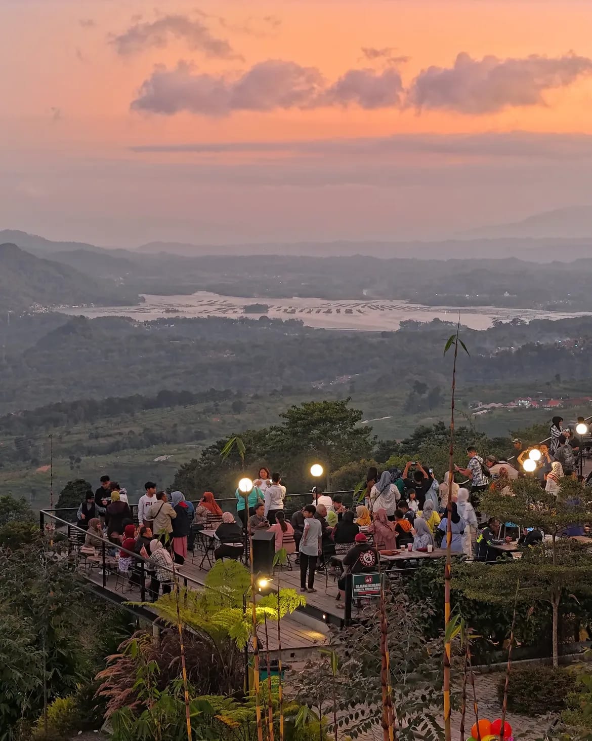 Botanika Kuningan tempat quality time dengan wahana keluarga