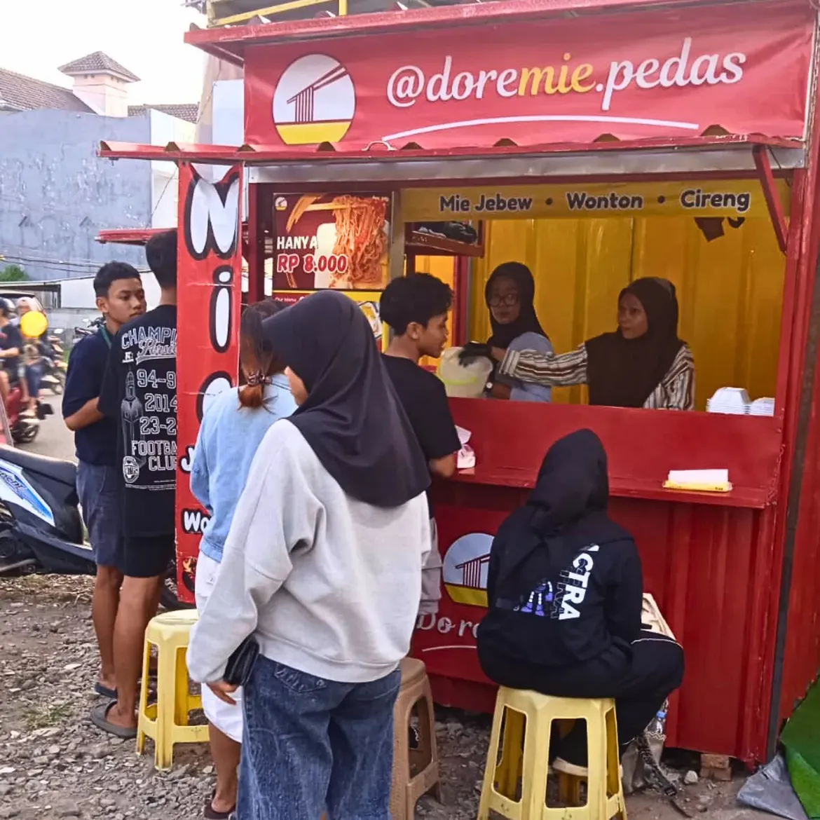 Doremie Pedas Cirebon dengan Mie Jebew saus mentai